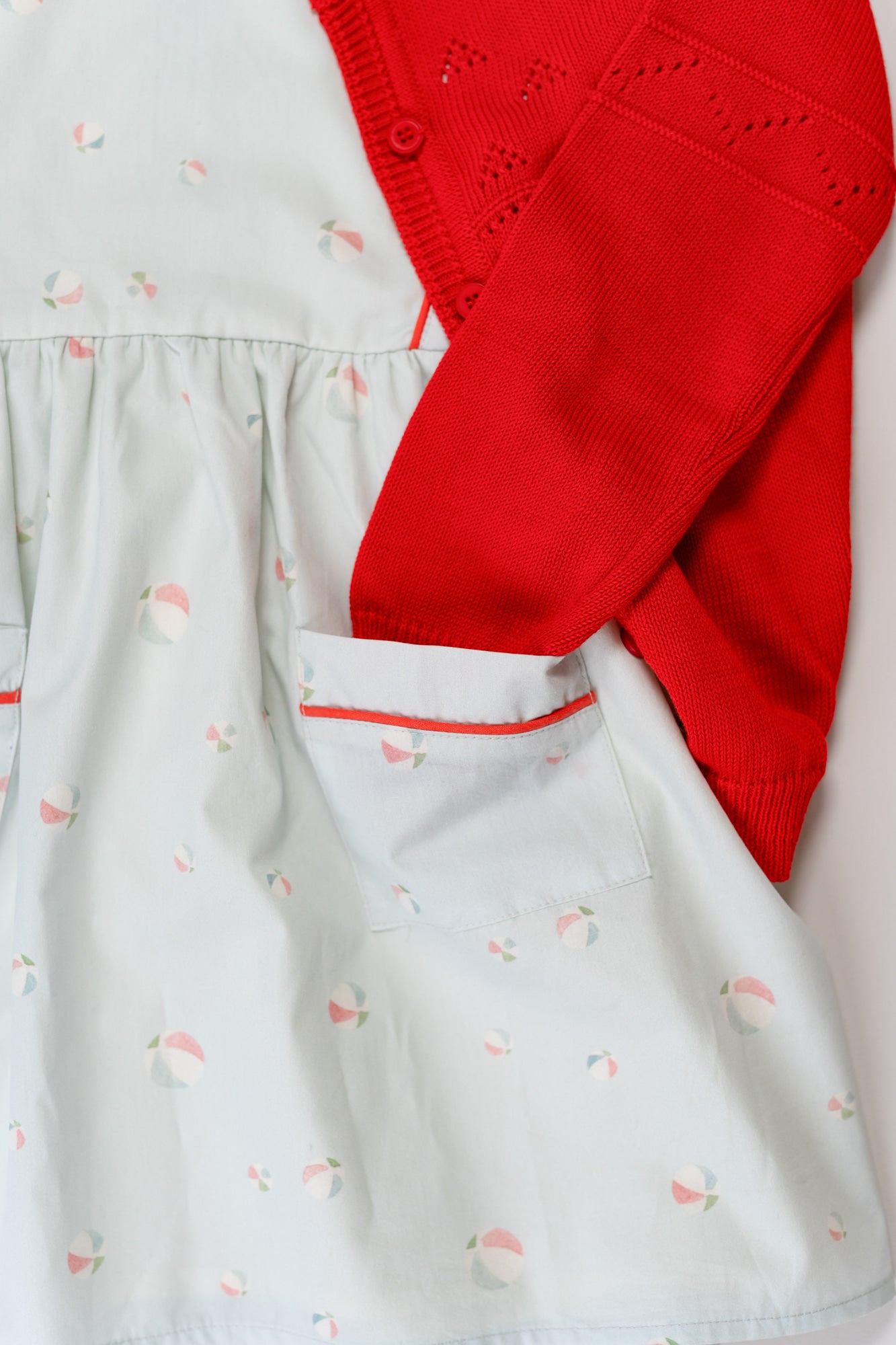 VESTIDO VOLANTE HOMBRO. ESTAMPADO BALONES