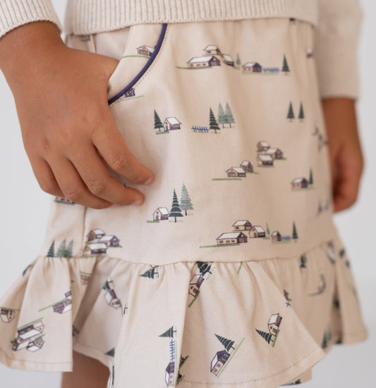 Detalle de falda estampada infantil