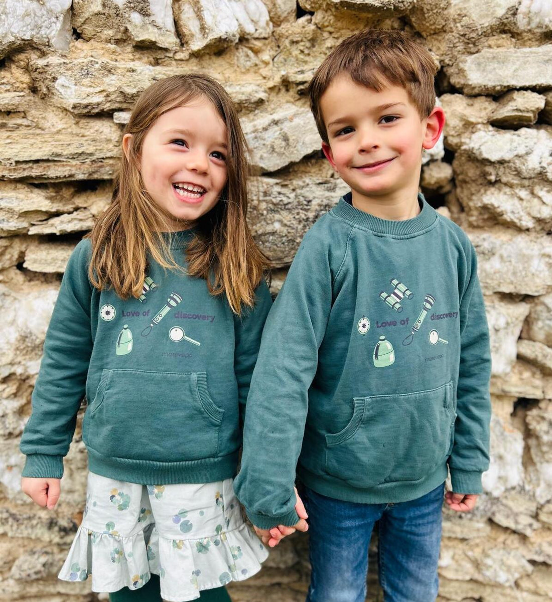 Niños con sudaderas verdes Marevapa