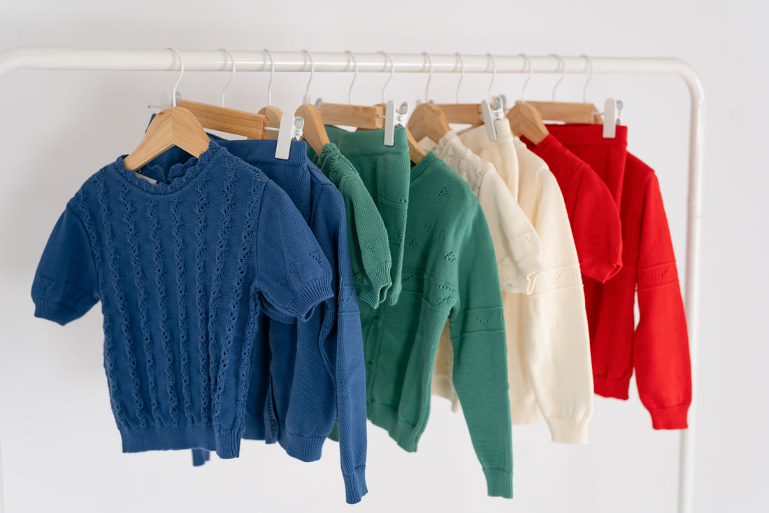 Ropa infantil colgada multicolor