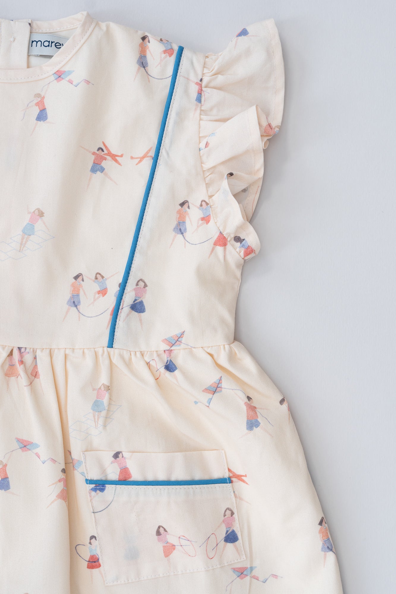 VESTIDO VOLANTE HOMBRO. ESTAMPADO JUEGOS