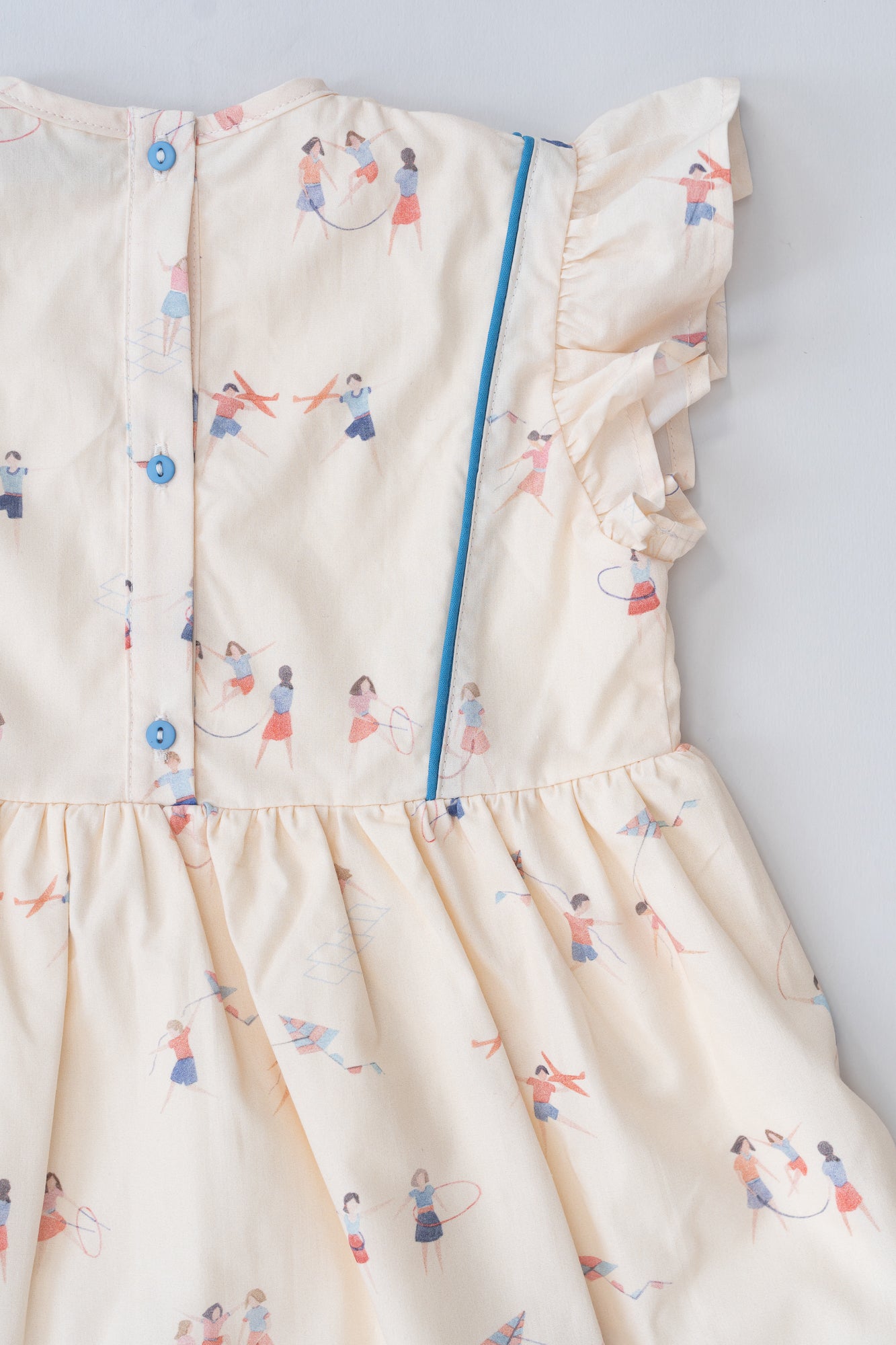 VESTIDO VOLANTE HOMBRO. ESTAMPADO JUEGOS