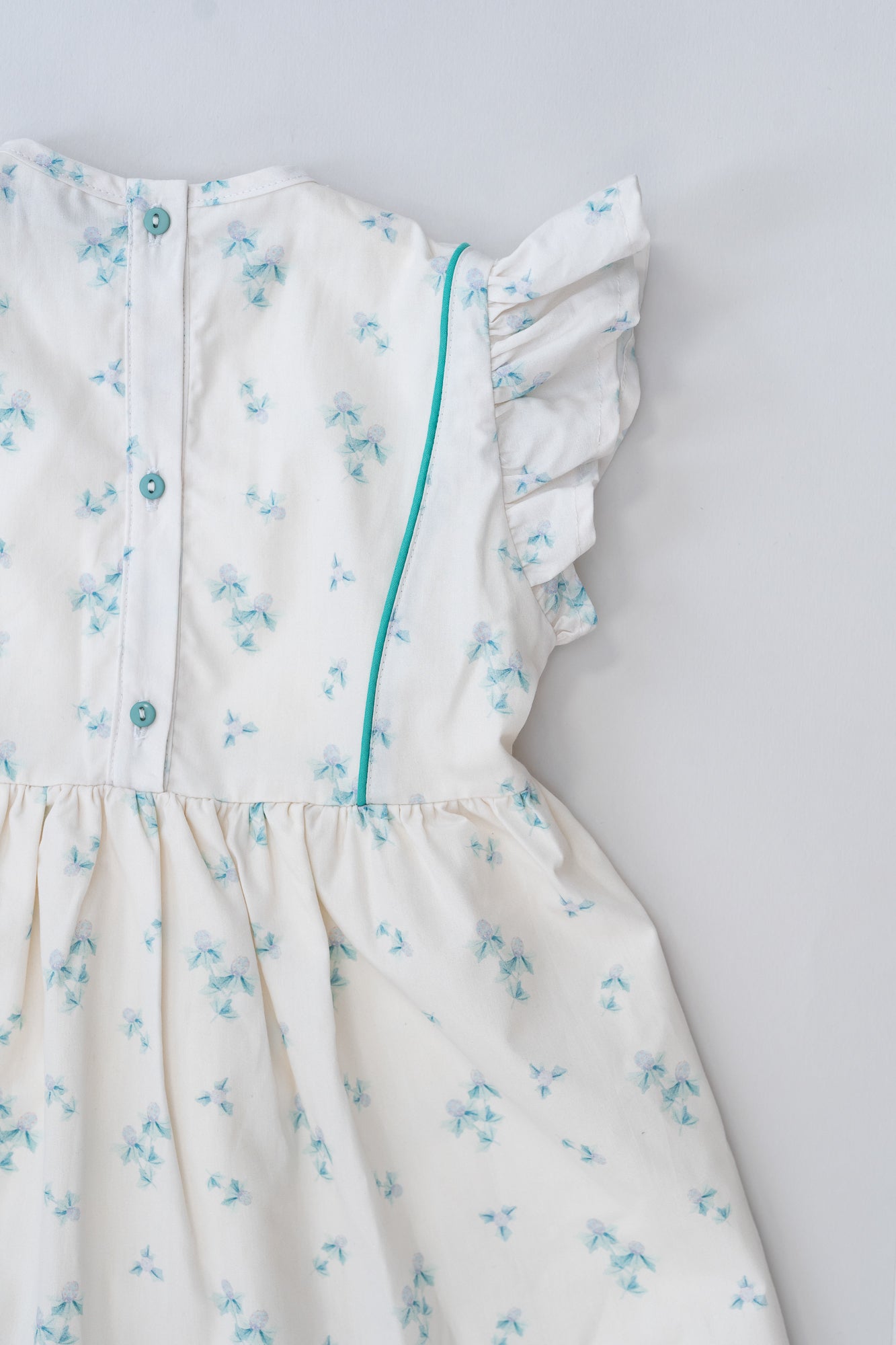 VESTIDO VOLANTE HOMBRO. ESTAMPADO DUNA