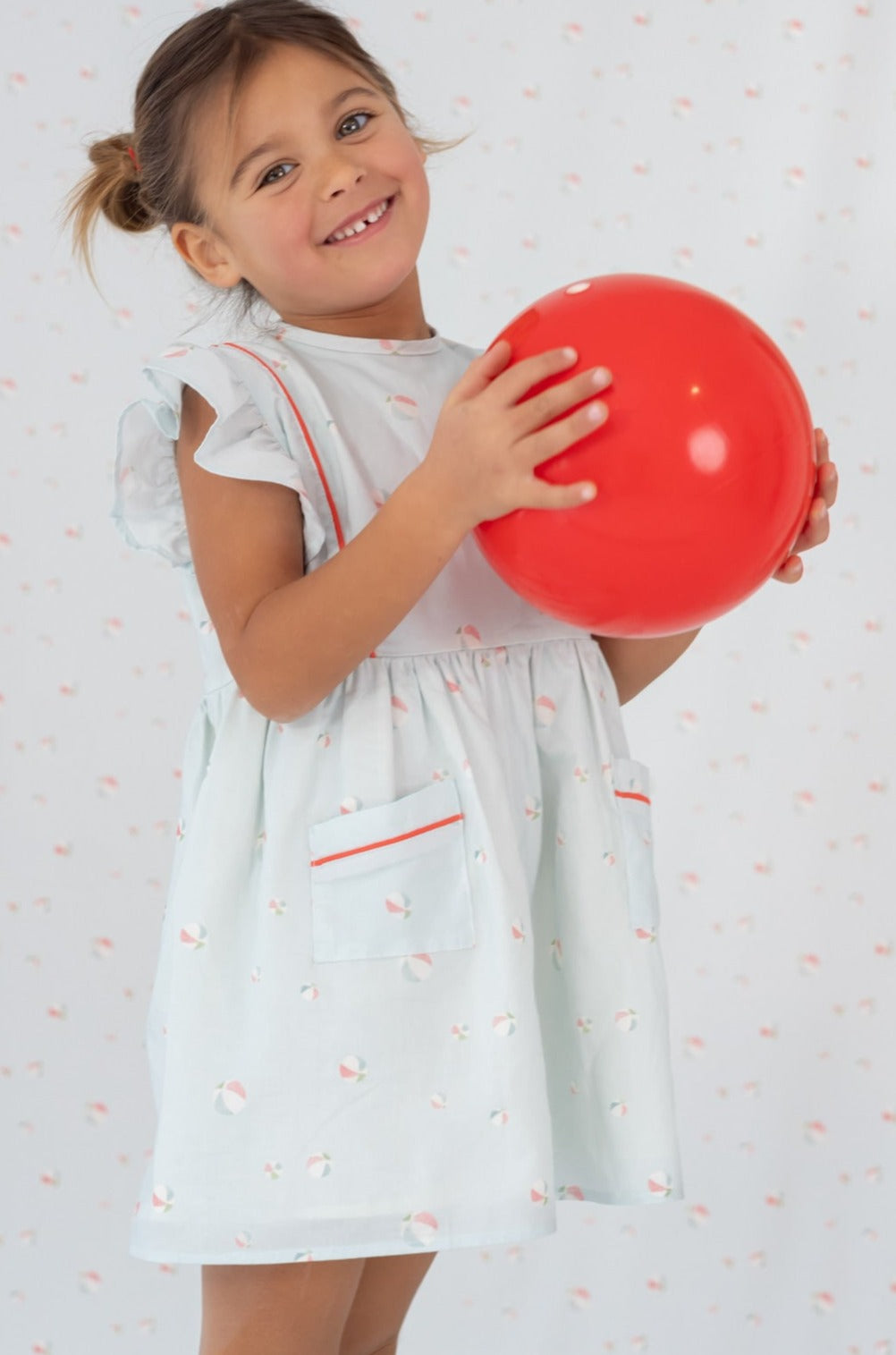 VESTIDO VOLANTE HOMBRO. ESTAMPADO BALONES