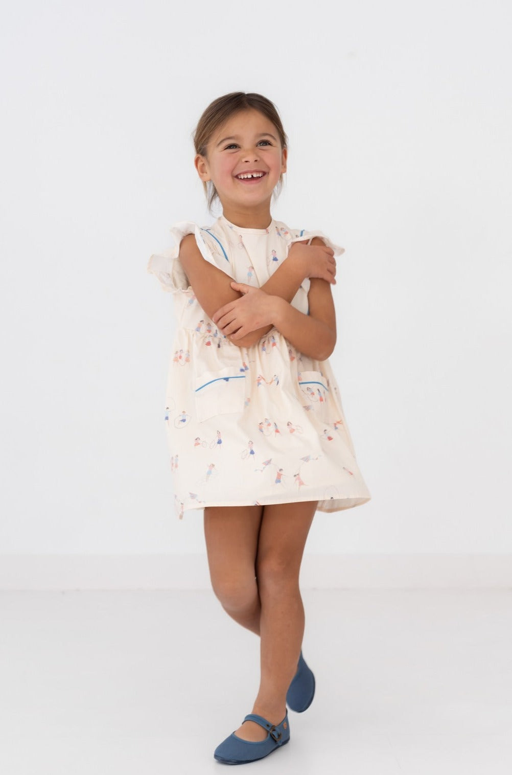 VESTIDO VOLANTE HOMBRO. ESTAMPADO JUEGOS
