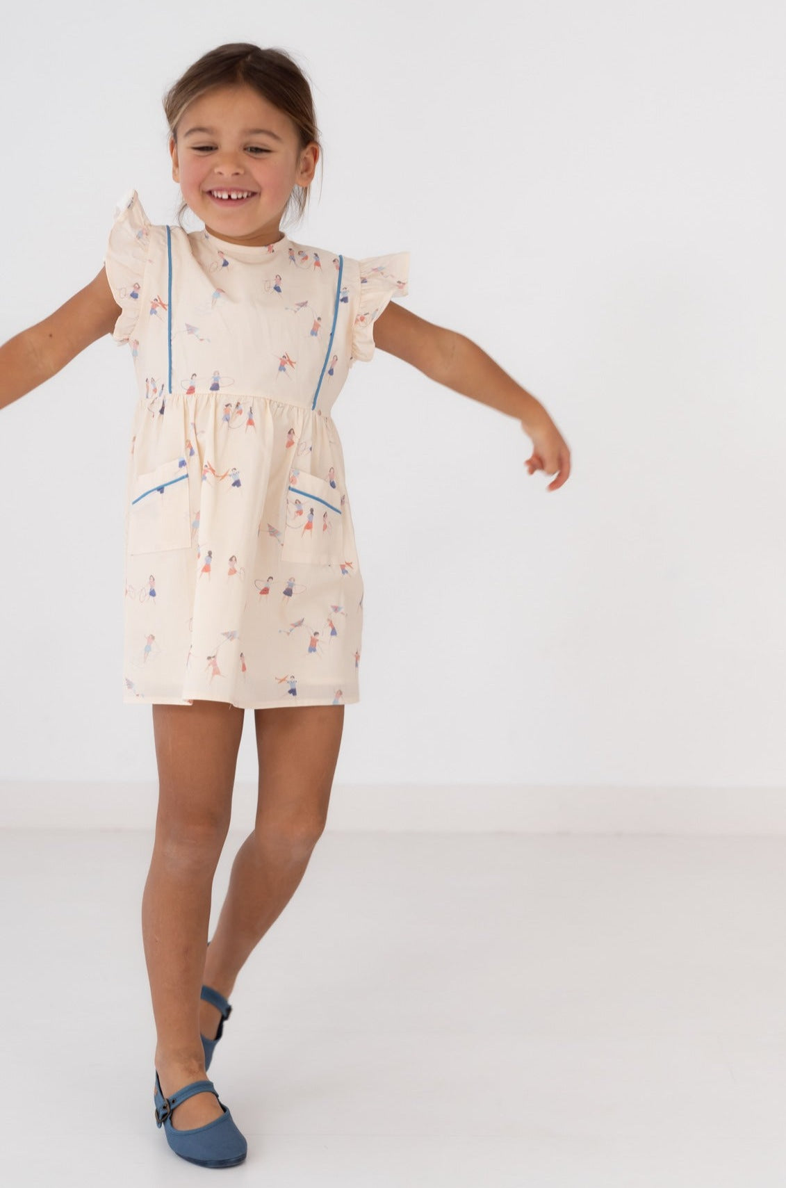 VESTIDO VOLANTE HOMBRO. ESTAMPADO JUEGOS