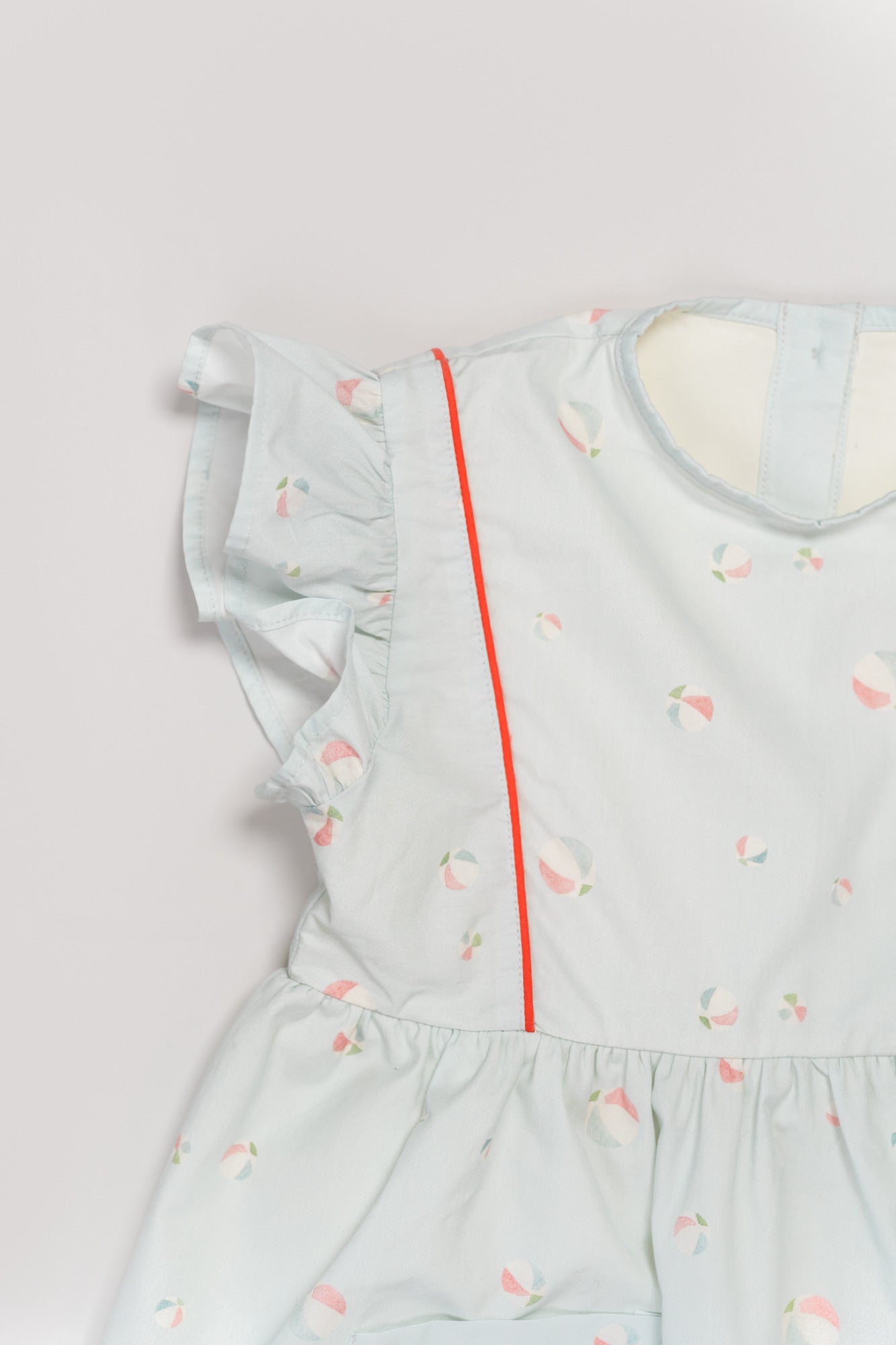 VESTIDO VOLANTE HOMBRO. ESTAMPADO BALONES